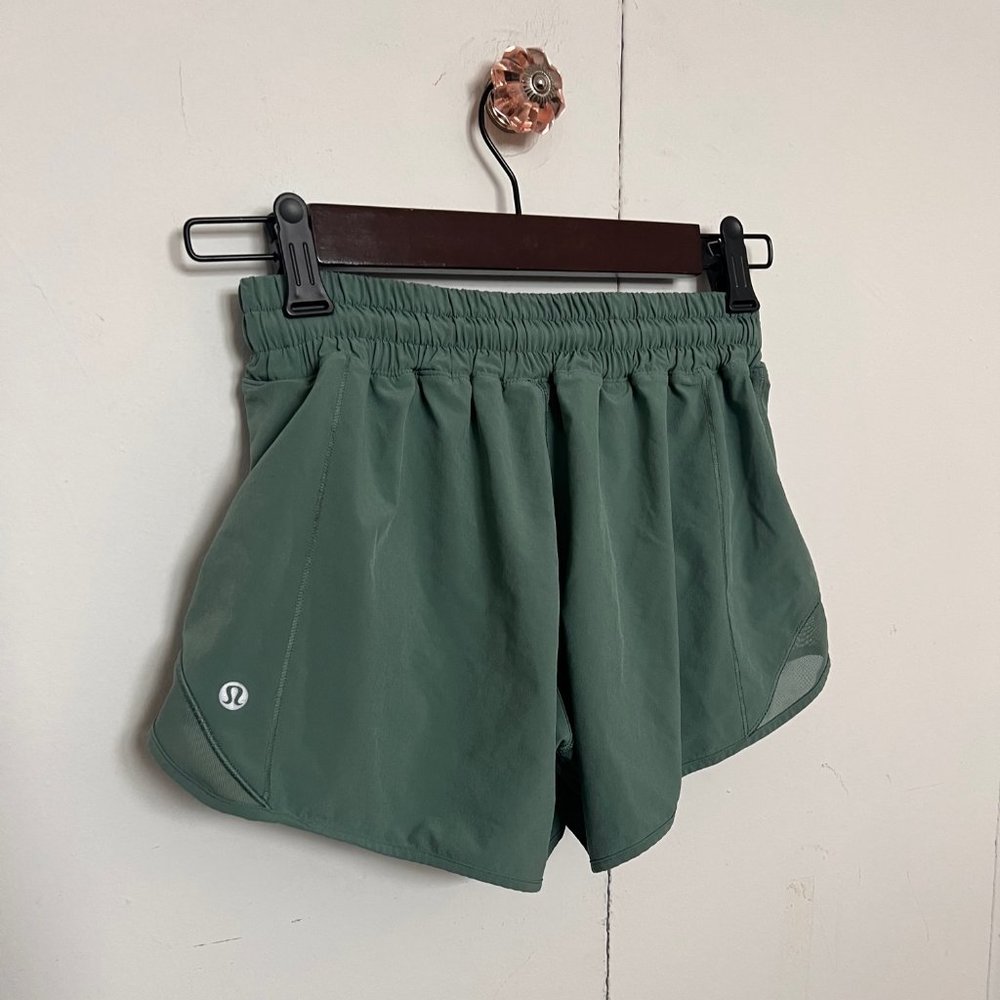 Lululemon Hotty Hot Green Lined Short 2.5" (Size 0)